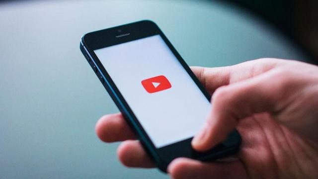 YouTube en un móvil / PIXABAY
