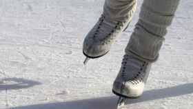 Una persona patinando sobre una pista de hielo en Barcelona / PIXABAY