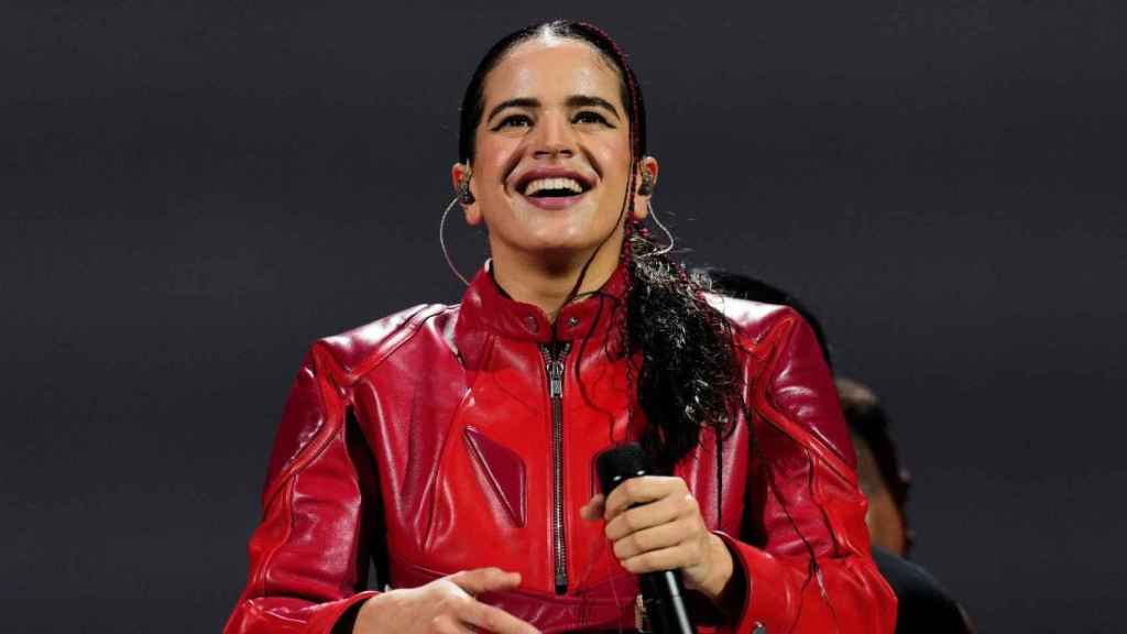 Rosalía en su primer concierto en el Palau Sant Jordi de Barcelona / EFE/ Alejandro Garcia