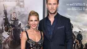 Elsa Pataky y Chris Hemsworth en el estreno de la película '12 strong'