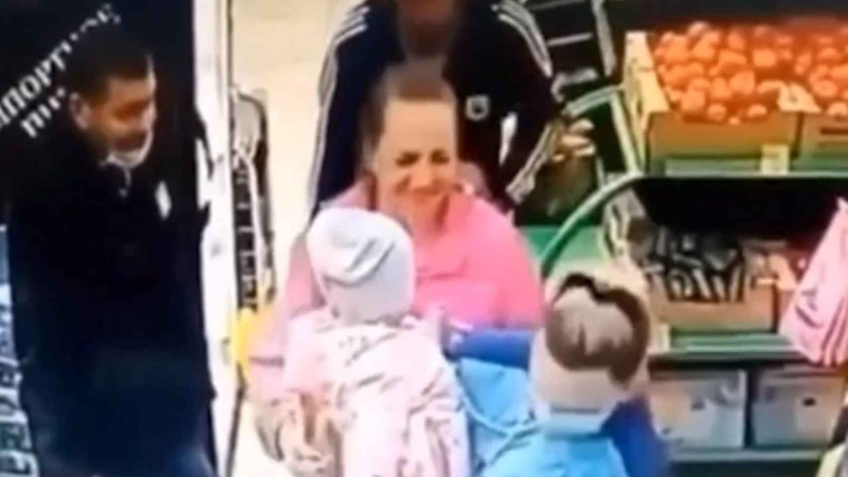 Momento en el que la madre recupera a su hija en brazos de una desconocida / CG