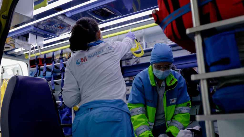 Dos sanitarias realizan el cambio de guardia en una ambulancia / EP