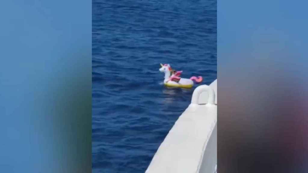 Rescate de una niña en un flotador de unicornio / YOUTUBE