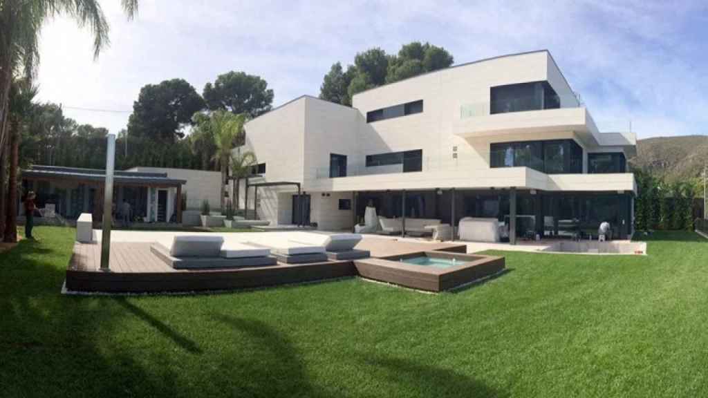 El jardín interior de una de las mansiones de Leo Messi en Castelldefels