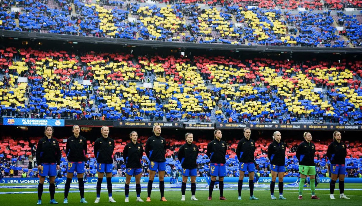 El Barça femenino, antes de un partido de Champions en un Camp Nou lleno a rebosar / FCB