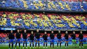 El Barça femenino, antes de un partido de Champions en un Camp Nou lleno a rebosar / FCB