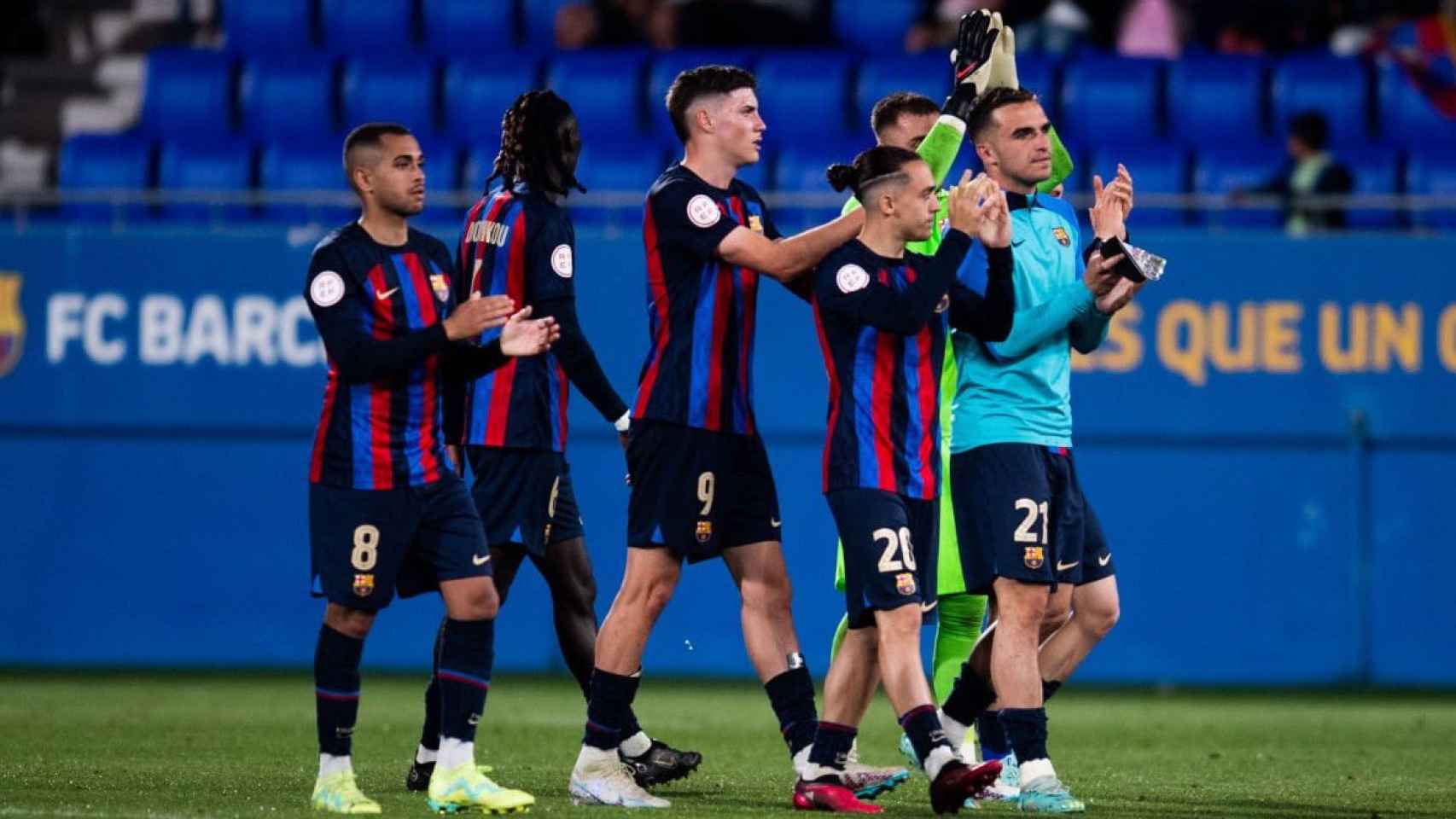 Los jugadores del Barça B aplauden a la afición presente en el Estadi Johan Cruyff / FCB