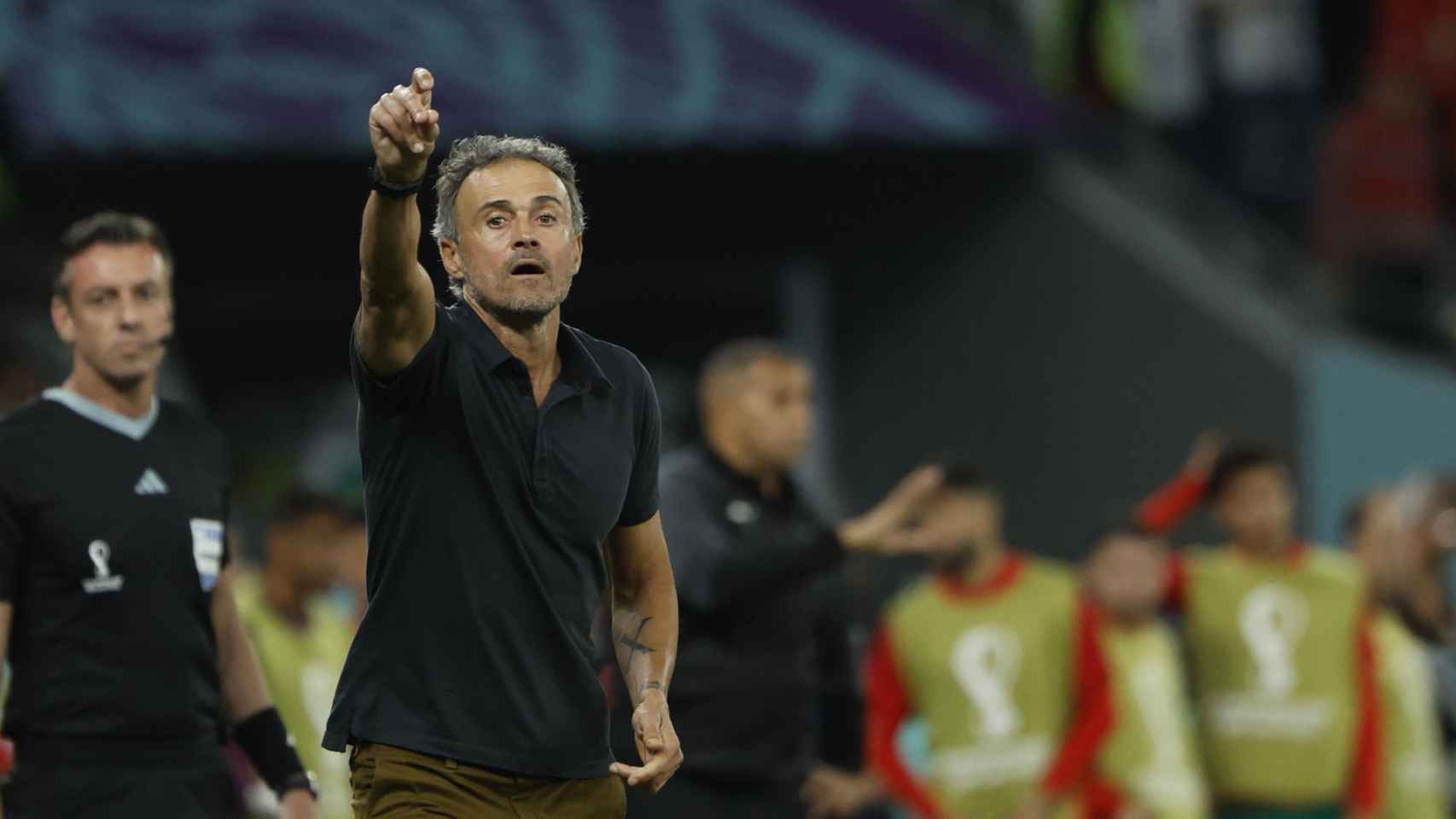 Luis Enrique da instrucciones a sus jugadores ante Marruecos / EFE