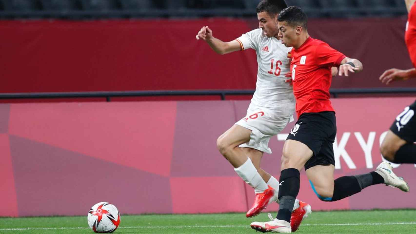 Pedri luchando un balón contra Egipto / RFEF