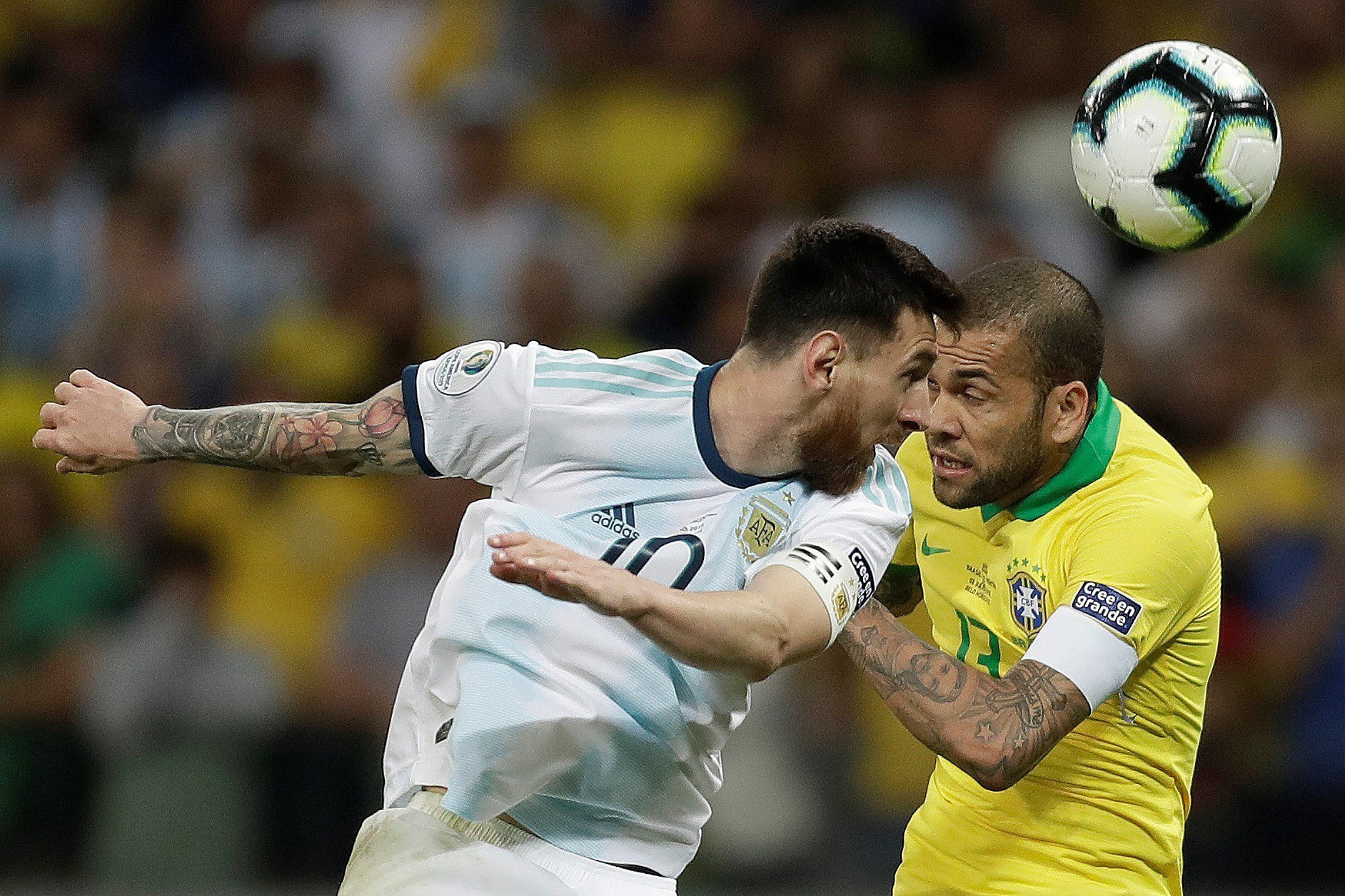 Una foto de Leo Messi y Dani Alves durante el Argentina - Brasil / EFE