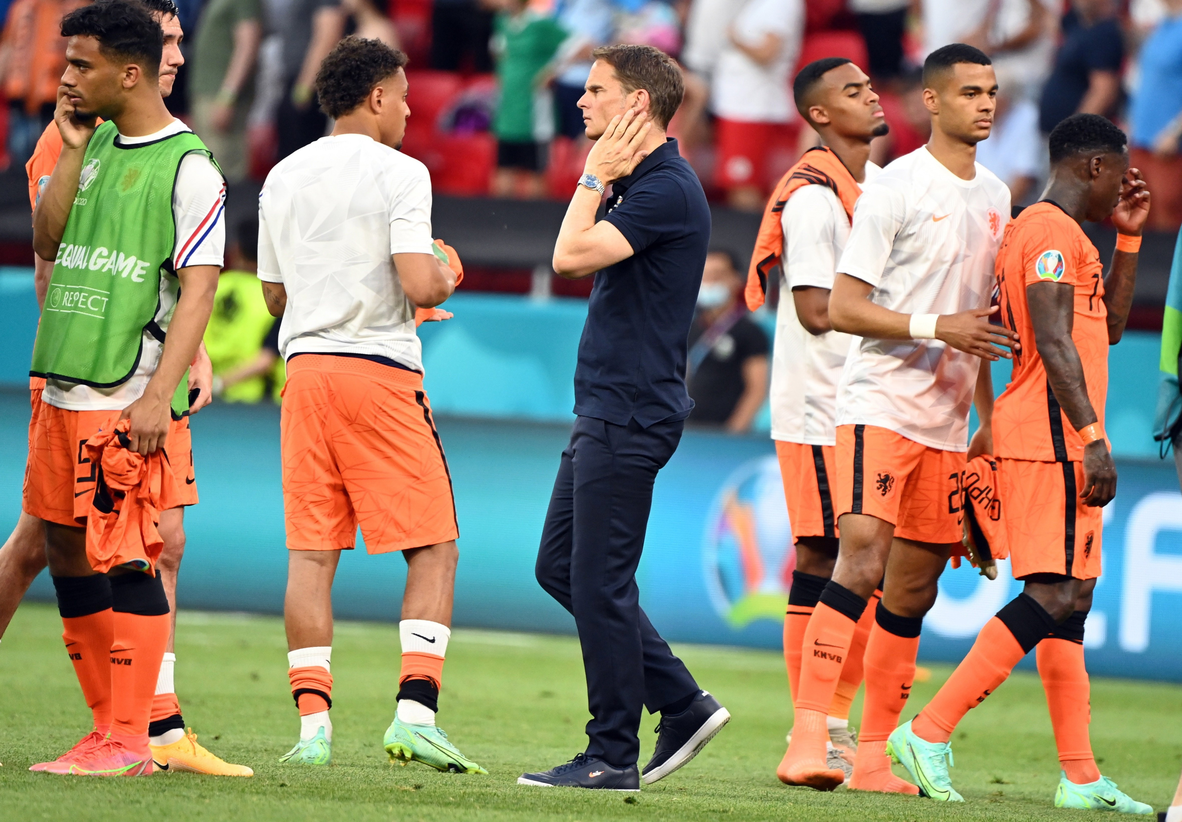 Frank De Boer, junto a sus jugadores, tras la eliminación en la Euro frente a la República Checa / EFE