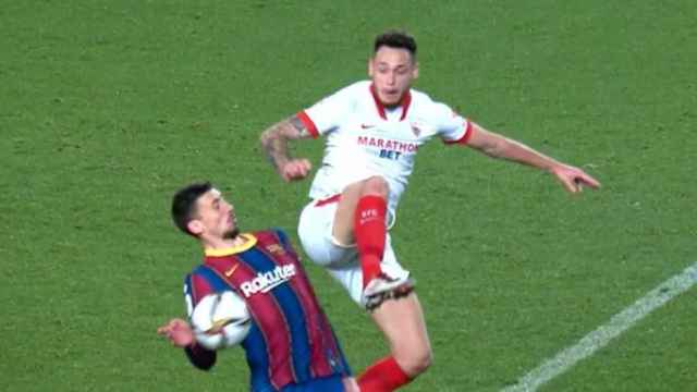 Lenglet en la acción de la mano / REDES