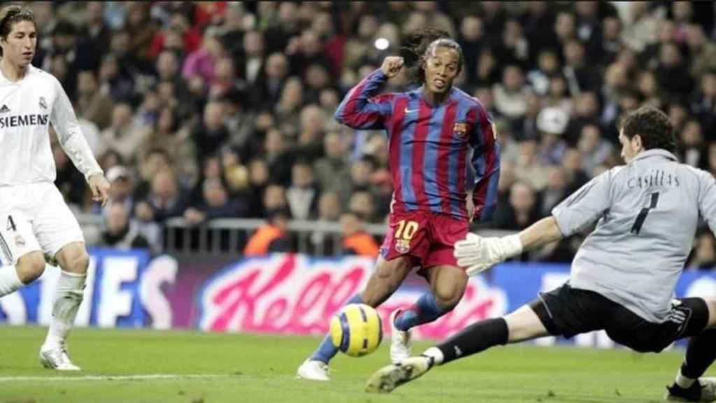 Ronaldinho ante Casillas en el 0 a 3 en el Bernabeu / REDES