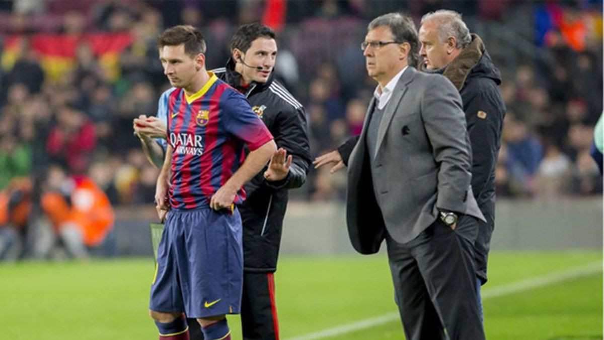 El Tata Martino, dirigiendo a Messi en su etapa en el Barça | EFE