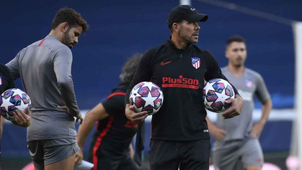 El Cholo Simeone dando instrucciones a sus jugadores en la previa de Champions / EFE