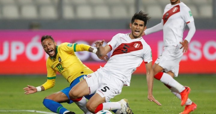 Neymar y Zambrano en una acción de Brasil contra Perú / EFE