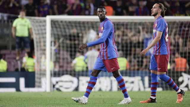 Ousmane Dembelé y Óscar Mingueza, durante el partido contra el Villarreal / EFE