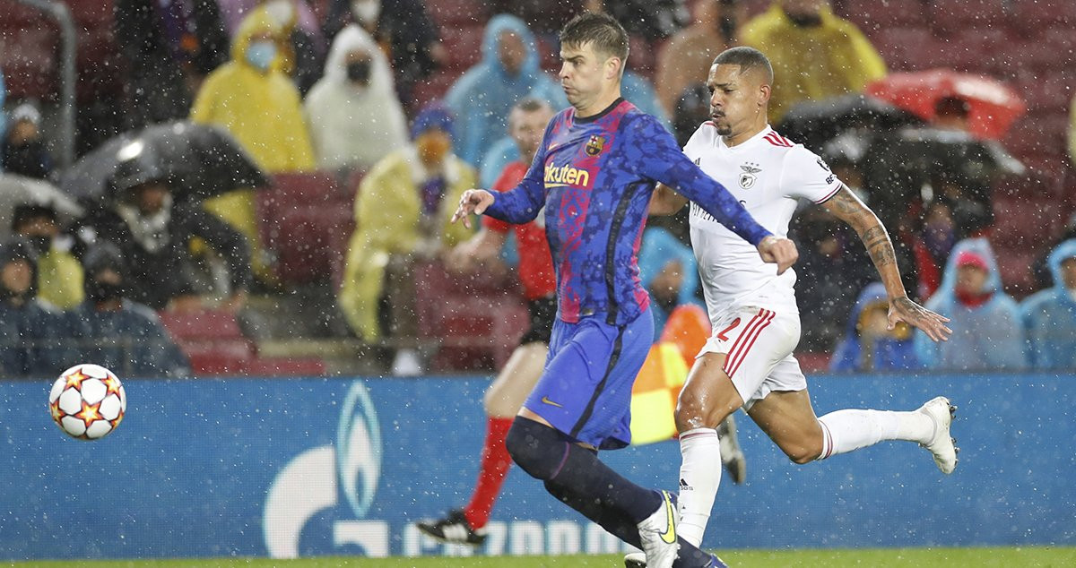 Gerard Piqué, disputando el esférico contra un atacante del Benfica / EFE