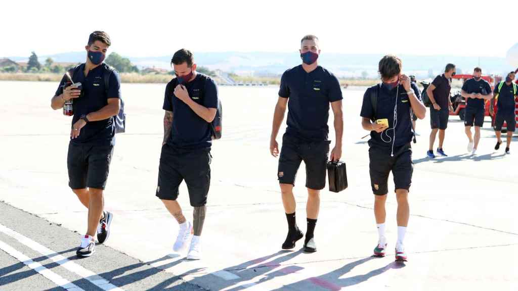 Luis Suárez, Messi, Tenas y Riqui Puig en el viaje a Vitoria / FC Barcelona