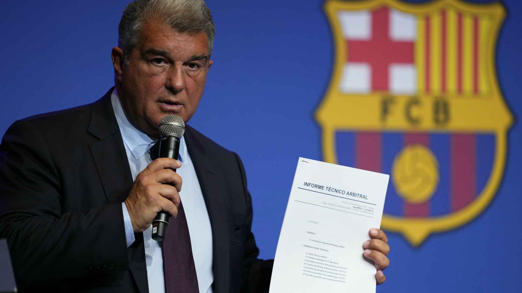 Joan Laporta presenta uno de los informes técnicos arbitrales / EFE