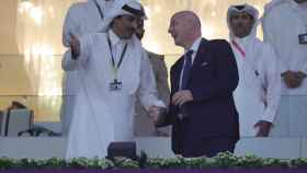 Gianni Infantino bromea con Al Thani, emir de Qatar y dueño del Paris Saint Germain / EFE