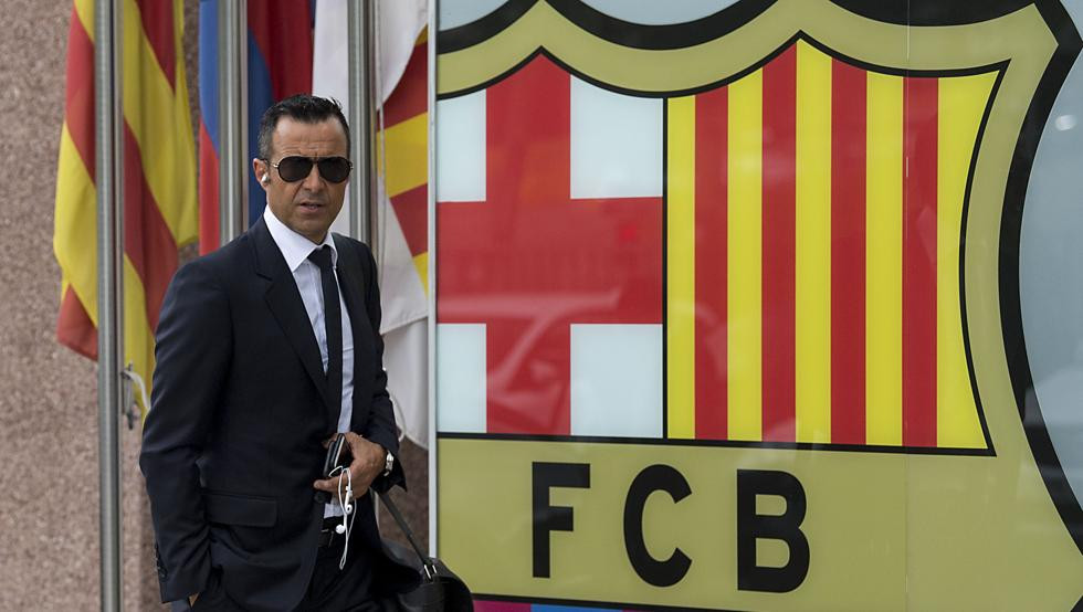 Jorge Mendes, en las oficinas del FC Barcelona / EFE