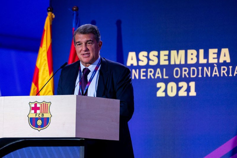 Joan Laporta habla en la segunda parte de la asamblea de socios / FCB