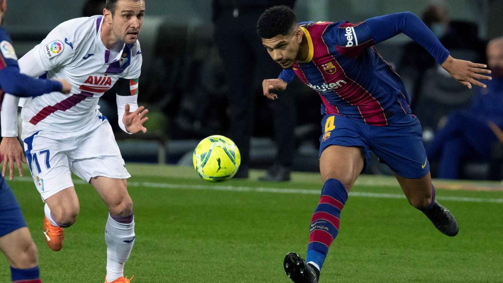 Ronald Araujo, en el Barça-Eibar / EFE