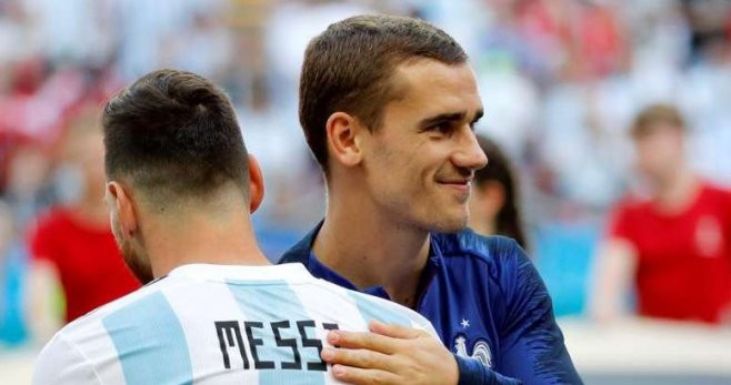 Messi y Griezmann se saludan en el pasado Mundial de Rusia / EFE