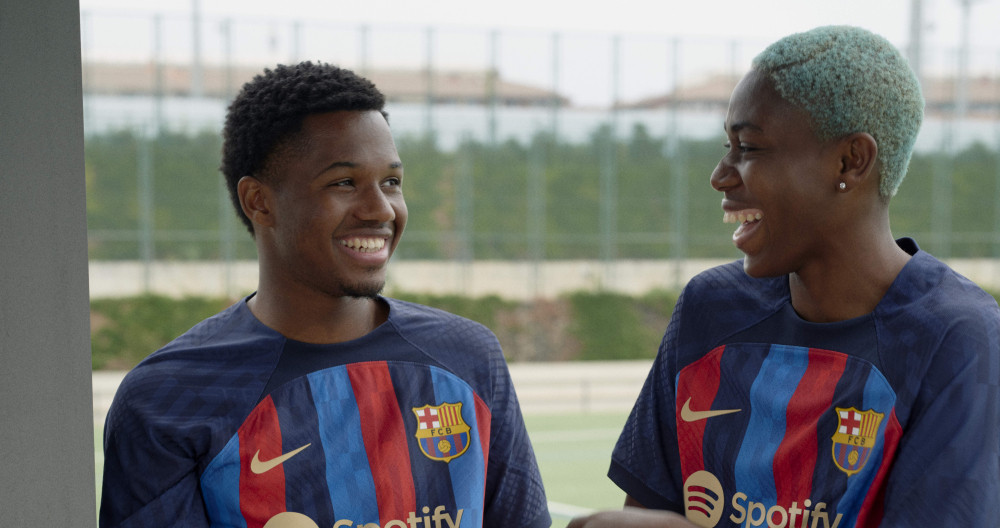 Ansu Fati y Oshoala con la nueva camiseta / FCB