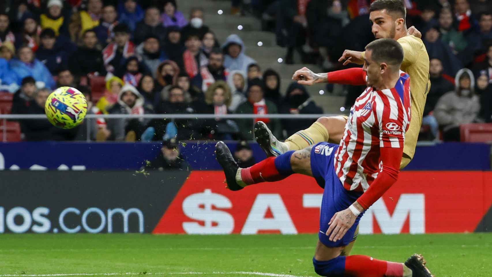 Ferran, uno de los señalados del Barça en el Metropolitano, remata a portería contra el Atlético / EFE