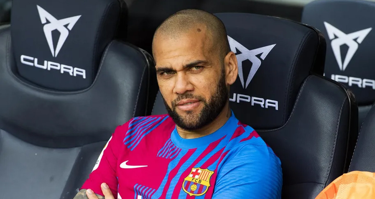 Dani Alves, sentado en el banquillo del Camp Nou, en la sesión de fotos del Barça / FCB