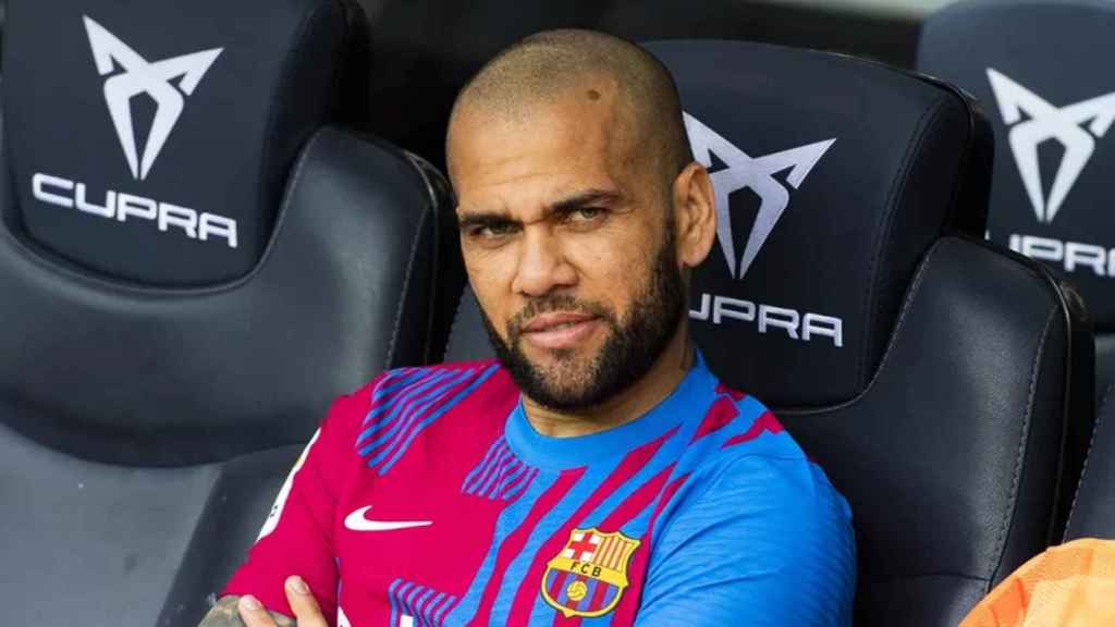 Dani Alves, sentado en el banquillo del Camp Nou, en la sesión de fotos del Barça / FCB