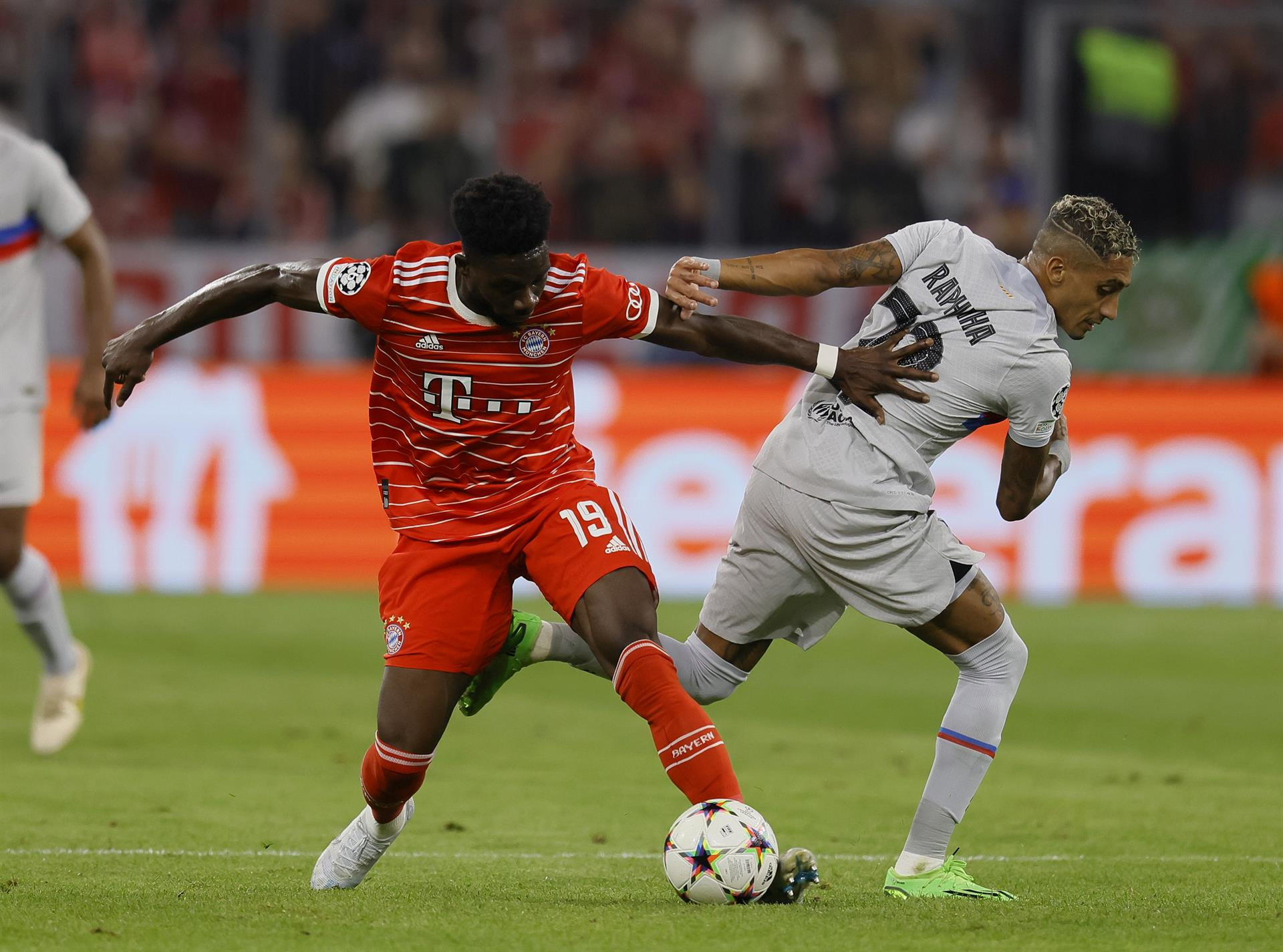 Alphonso Davies gana la partida a Raphinha en el Bayern-Barça / EFE