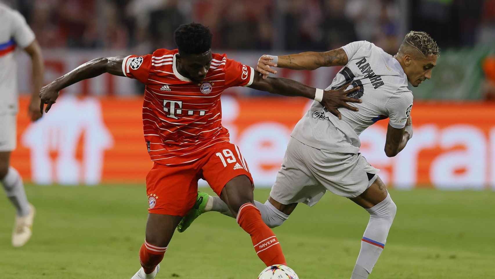 Alphonso Davies gana la partida a Raphinha en el Bayern-Barça / EFE