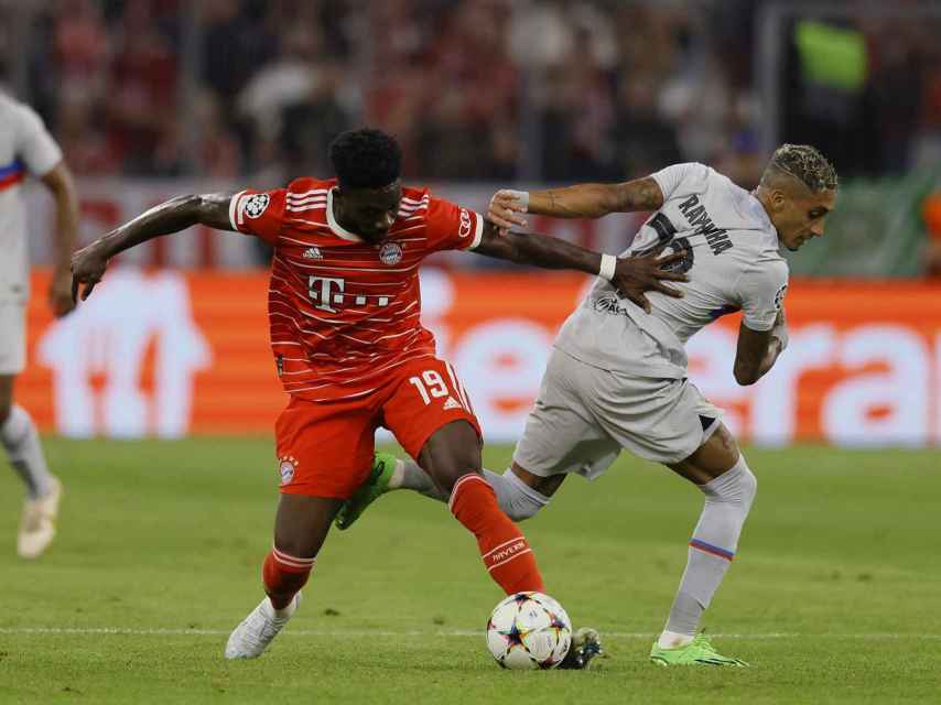 Alphonso Davies gana la partida a Raphinha en el Bayern-Barça / EFE