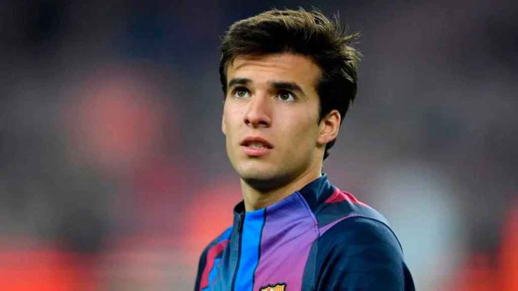 Riqui Puig, durante un calentamiento con el FC Barcelona / FCB