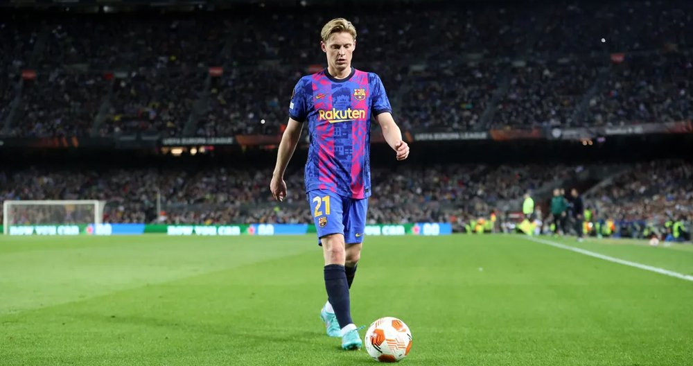 Frenkie de Jong, mirando el balón, durante el partido entre Barça y Nápoles / FCB