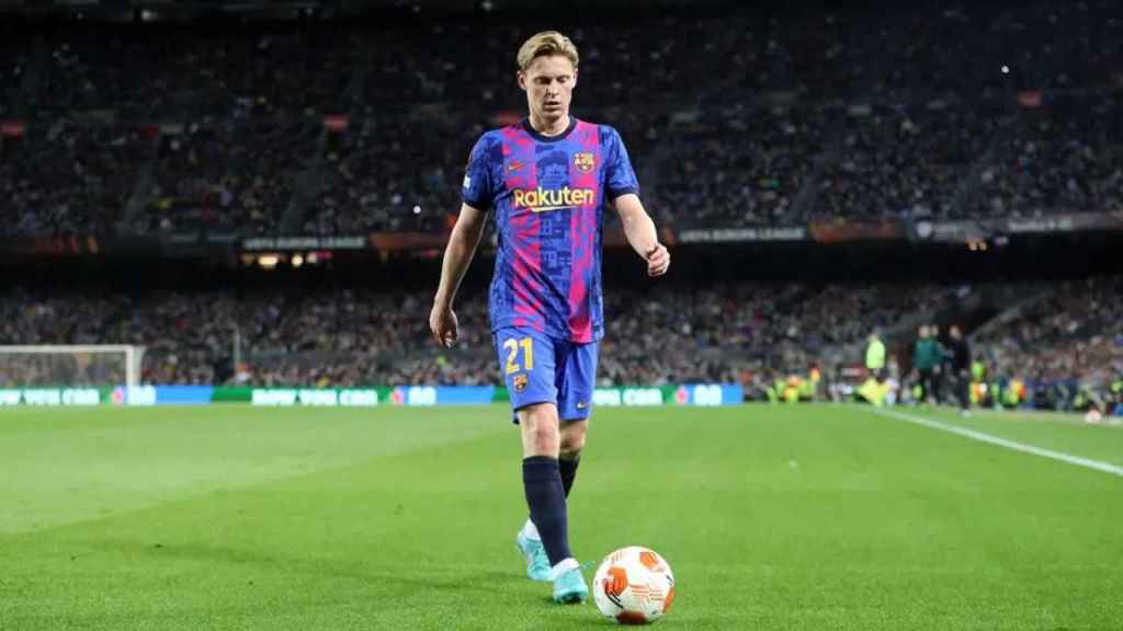 Frenkie de Jong, mirando el balón, durante el partido entre Barça y Nápoles / FCB