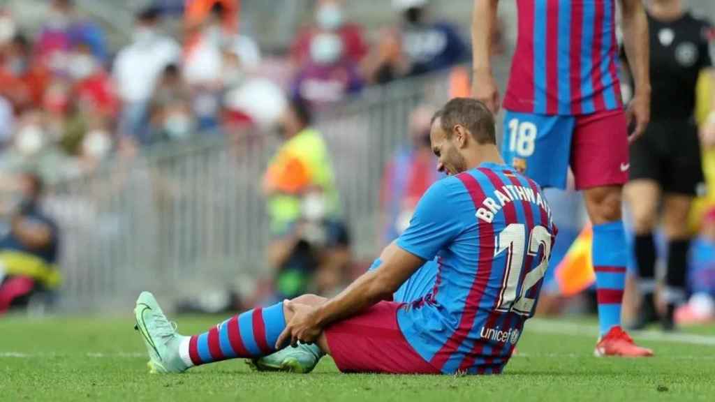 Braithwaite, sufriendo una molestia en la rodilla izquierda, ante el Getafe CF / FCB