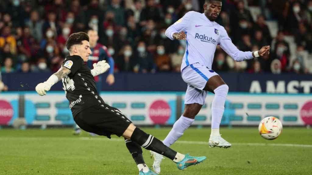 Ousmane Dembelé, presionando la salida de balón del portero del Levante : EFE