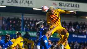 Ronald Araujo remata de cabeza en el Linares-Barça de la Copa del Rey / FCB