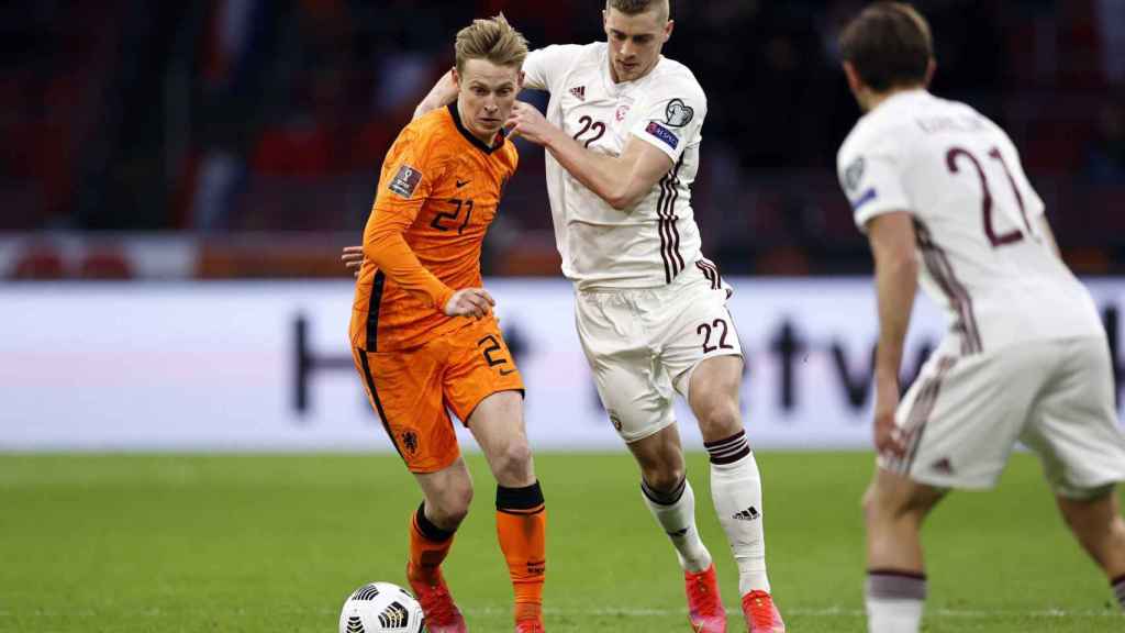 Frenkie de Jong en una jugada contra Bosnia / EFE