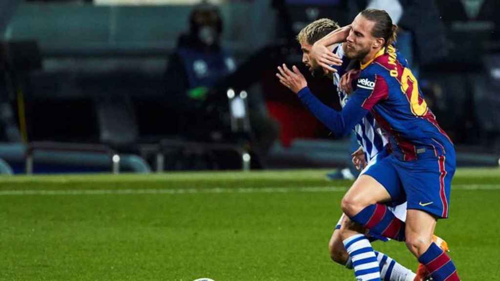 Óscar Mingueza ante la Real Sociedad / EFE