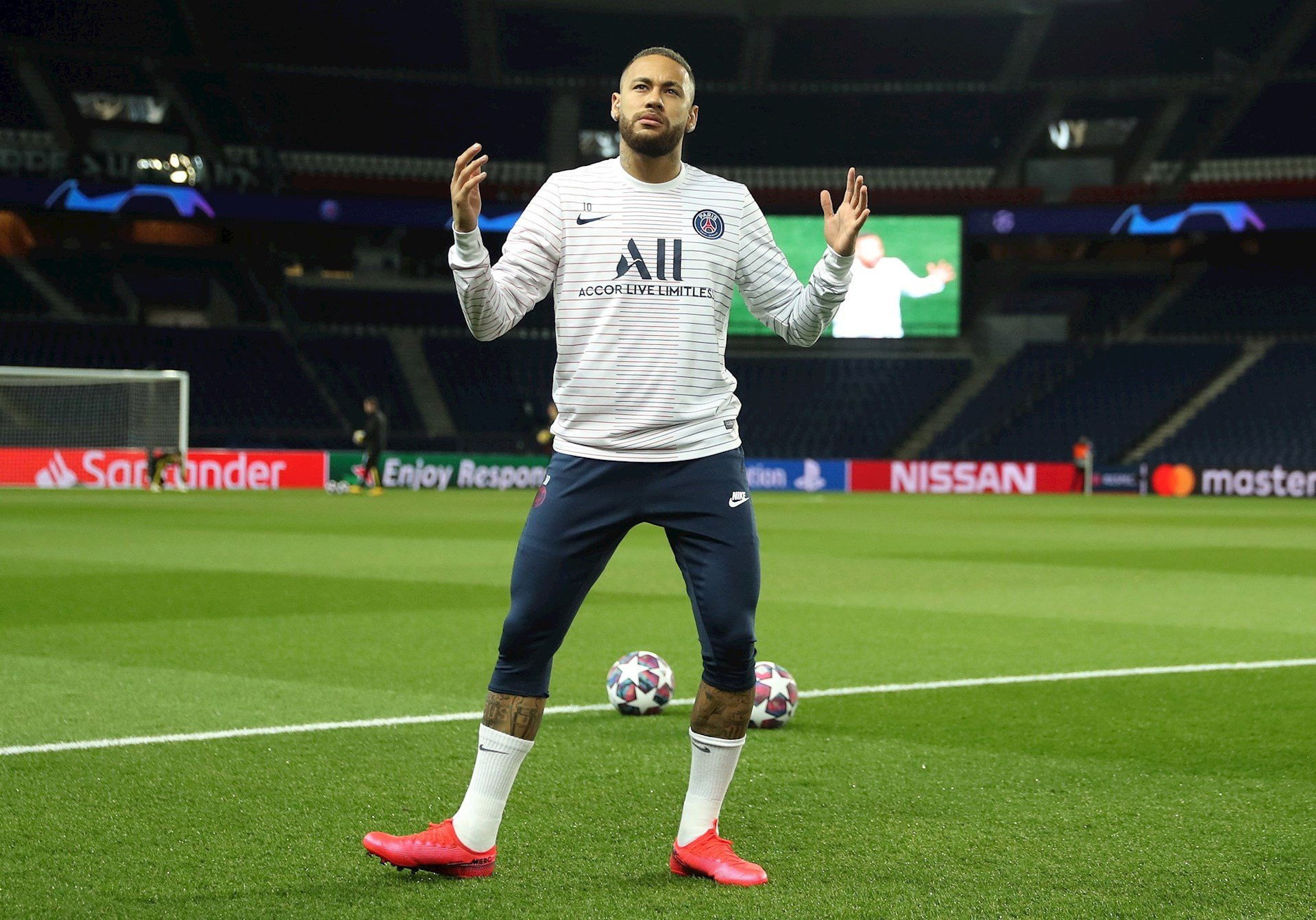 Neymar en un calentamiento con el PSG / EFE