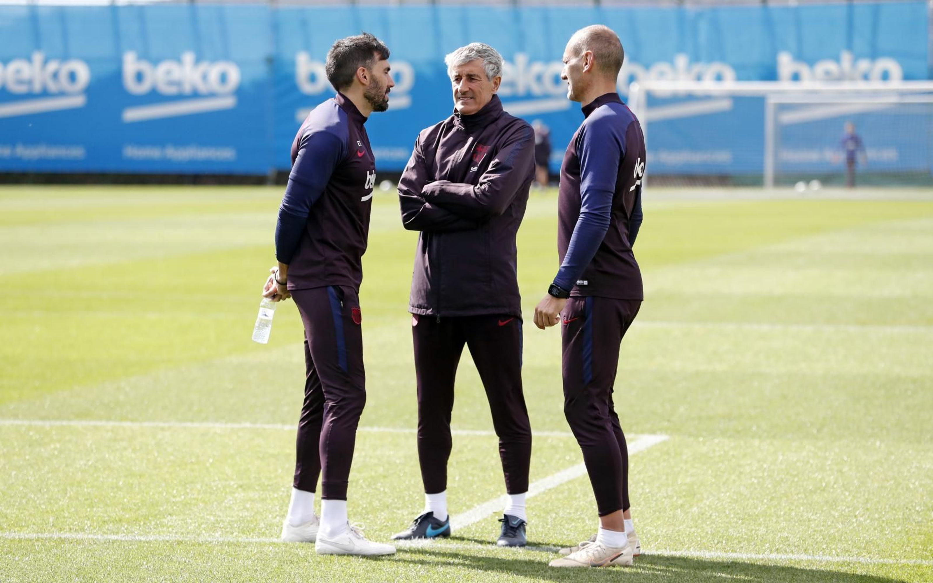 Sarabia y Setién conversando en un entrenamiento del Barça / FC Barcelona