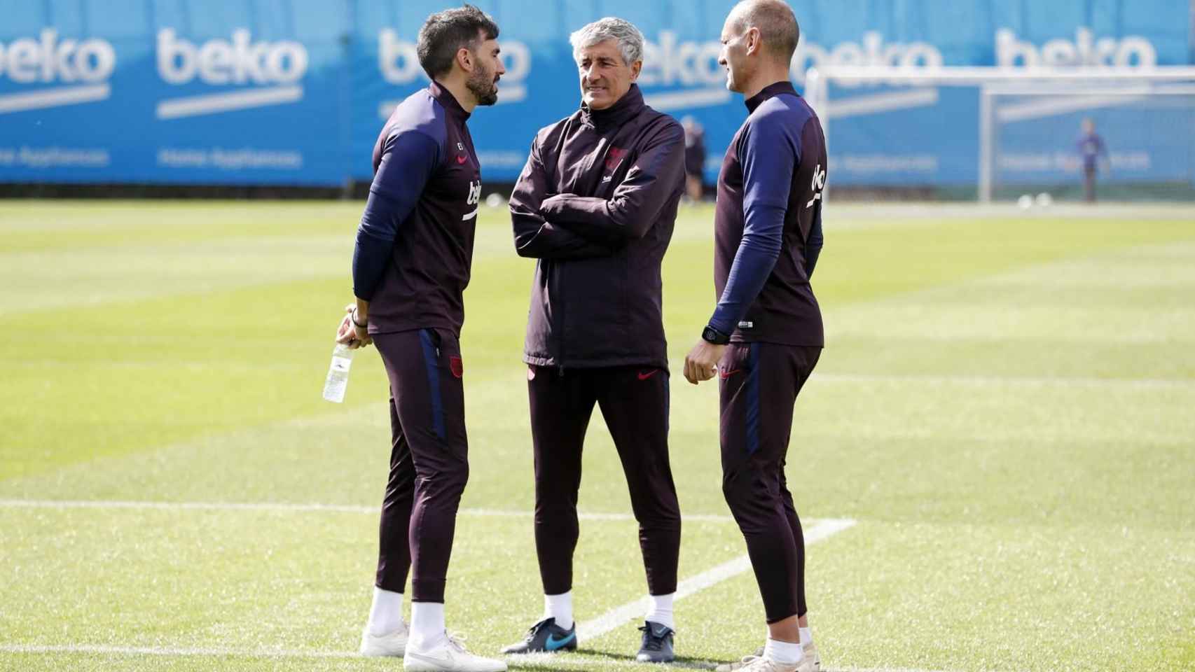 Sarabia y Setién conversando en un entrenamiento del Barça / FC Barcelona