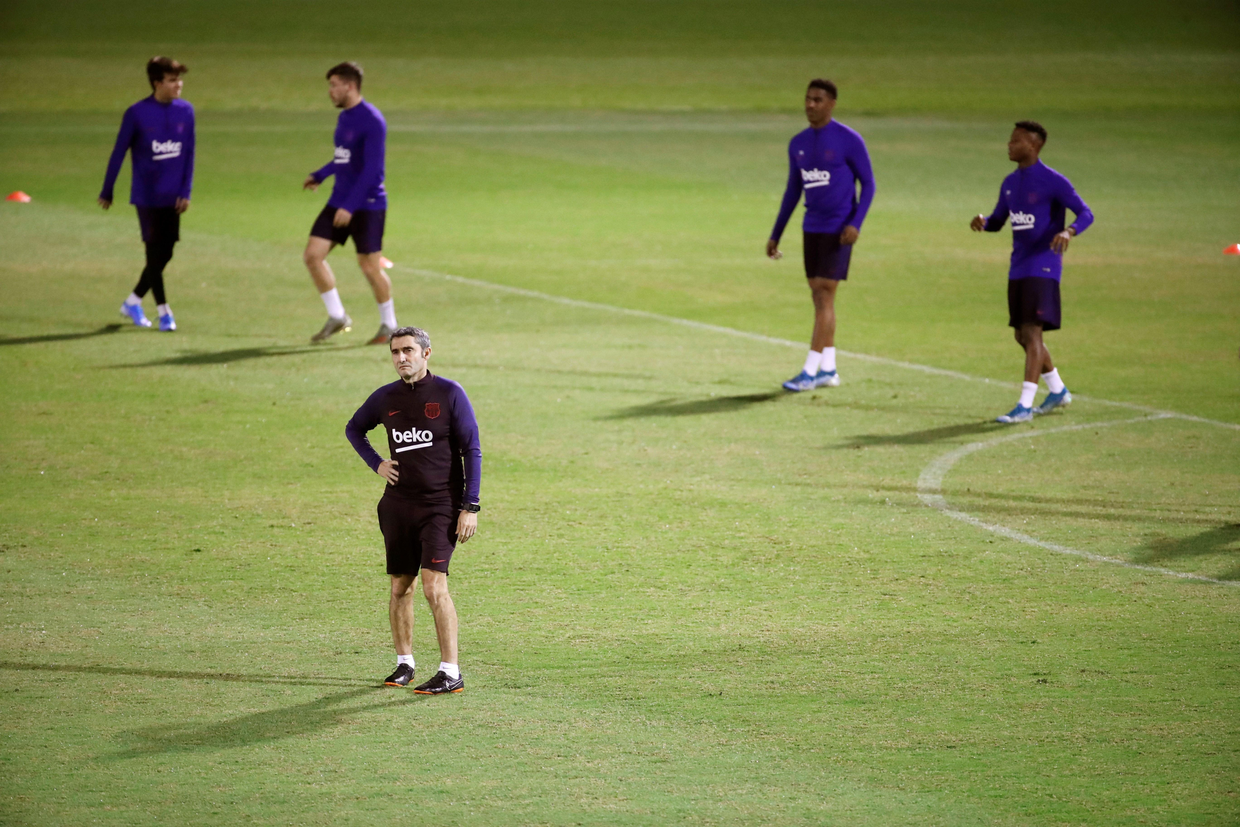 Ernesto Valverde en un entrenamiento del Barça / EFE