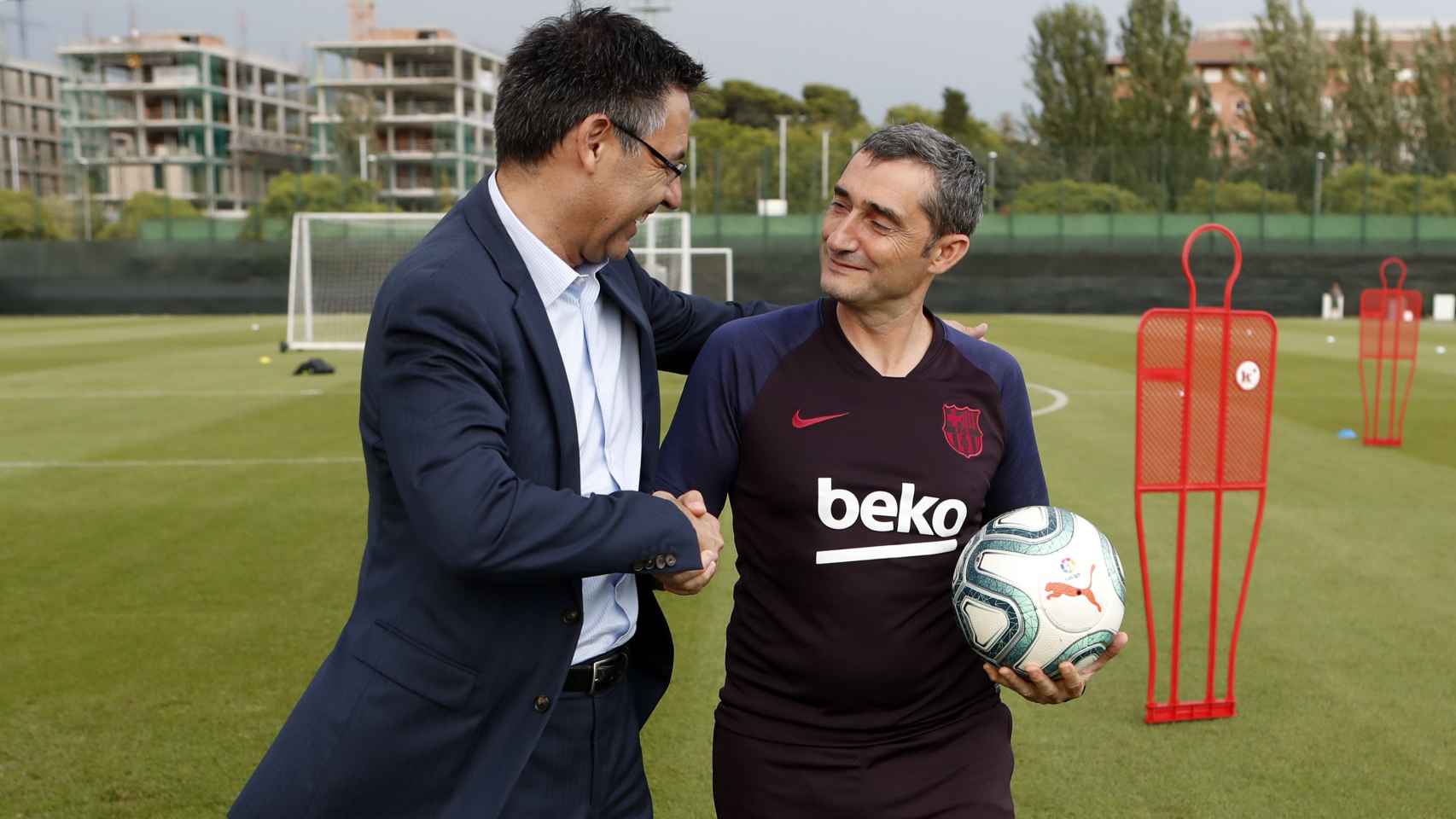 Bartomeu saluda a Valverde en un entrenamiento | FCB