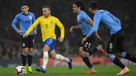 Arthur Melo jugando contra Uruguay / EFE